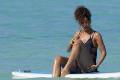 Возбуждающее тело Рианны в бикини на Гавайях