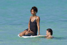 Возбуждающее тело Рианны в бикини на Гавайях