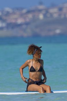 Возбуждающее тело Рианны в бикини на Гавайях