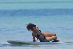 Возбуждающее тело Рианны в бикини на Гавайях