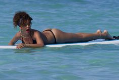 Возбуждающее тело Рианны в бикини на Гавайях