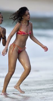 Горячая Рианна в купальнике в Барбадосе