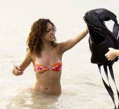 Горячая Рианна в купальнике в Барбадосе