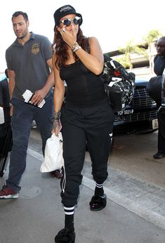 Рианна светит грудью возле аэропорта фото #1