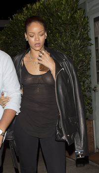 Секси Рианна ходит без лифчика в Санта Моника фото #3