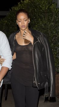 Секси Рианна ходит без лифчика в Санта Моника фото #4