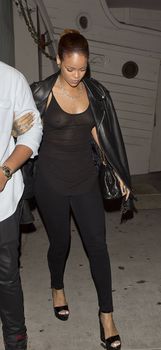 Секси Рианна ходит без лифчика в Санта Моника фото #5