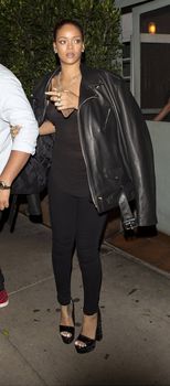 Секси Рианна ходит без лифчика в Санта Моника фото #10