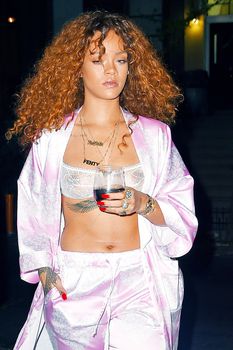 Рианна в прозрачном лифчике в Нью-Йорке фото #2