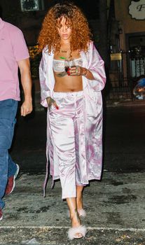 Рианна в прозрачном лифчике в Нью-Йорке фото #10