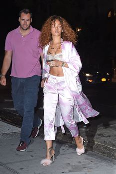 Рианна в прозрачном лифчике в Нью-Йорке фото #11