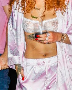 Рианна в прозрачном лифчике в Нью-Йорке фото #12