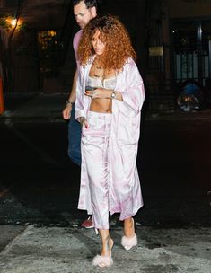 Рианна в прозрачном лифчике в Нью-Йорке фото #13