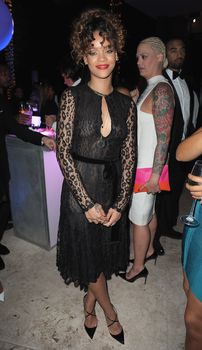 У Рианны видно голую грудь через платье на вечеринке фото #1