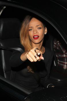 Рианна без бюстгальтера возле клуба фото #4