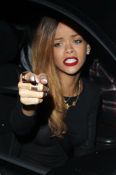 Рианна без бюстгальтера возле клуба фото #6