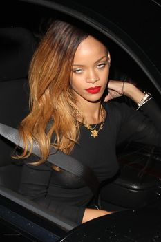 Рианна без бюстгальтера возле клуба фото #9