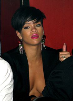 Рианна с наклейками на груди фото #1