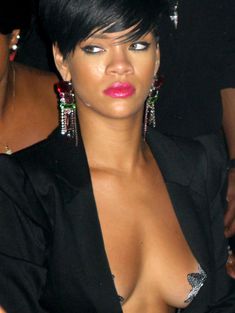 Рианна с наклейками на груди фото #3