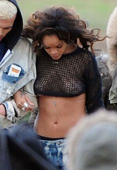 Сексапильная Рианна в прозрачном топике на съемках фото #6