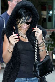 Засвет груди Рианны в прозрачной майке