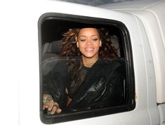 Рианна засветила сиську в машине фото #2
