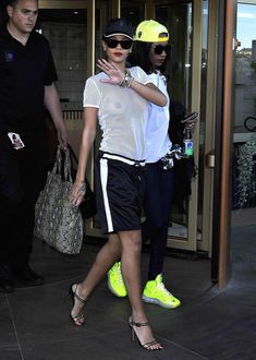 Рианна засветила соски в  Стокгольме фото #3