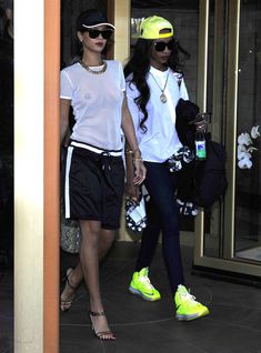 Рианна засветила соски в  Стокгольме фото #4