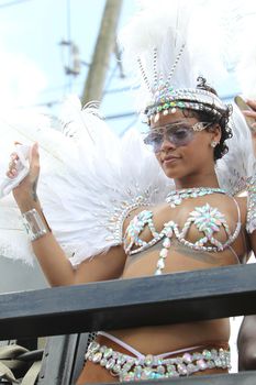 Рианна в откровенном наряде на карнавале в Барбадосе фото #8