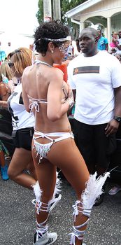 Рианна в откровенном наряде на карнавале в Барбадосе фото #17