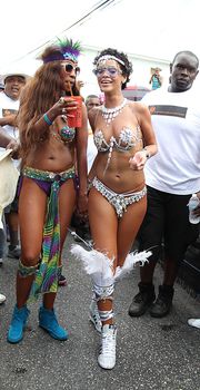 Рианна в откровенном наряде на карнавале в Барбадосе фото #19