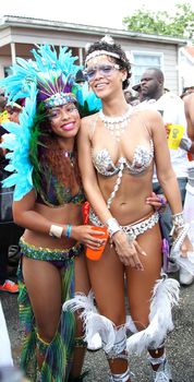 Рианна в откровенном наряде на карнавале в Барбадосе фото #23