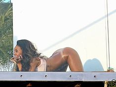 Голая попка Рианны на фотосессии в Голливуде фото #3