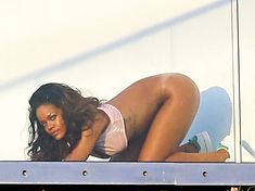 Голая попка Рианны на фотосессии в Голливуде фото #6