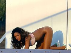 Голая попка Рианны на фотосессии в Голливуде фото #7