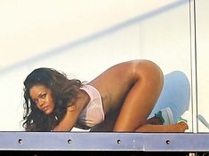 Голая попка Рианны на фотосессии в Голливуде фото #9