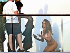 Голая попка Рианны на фотосессии в Голливуде фото #19