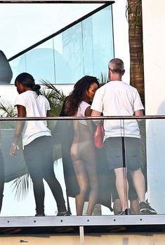 Голая попка Рианны на фотосессии в Голливуде фото #21