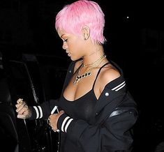 Рианна в черном платье без лифчика возле ресторана фото #2