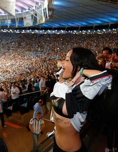 Рианна показывает сиськи с трибуны на футболе фото #1