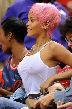 Рианна в прозрачной майке на баскетбольном матче фото #1