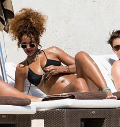 Рианна в черном бикини в Барбадосе фото #13