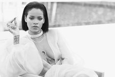 Рианна с голой грудью в фотосессии для клипа Needed Me фото #8