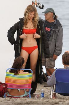 Спортивное тело Анны-Линн МакКорд в красном бикини фото #3