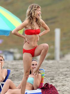 Спортивное тело Анны-Линн МакКорд в красном бикини фото #7