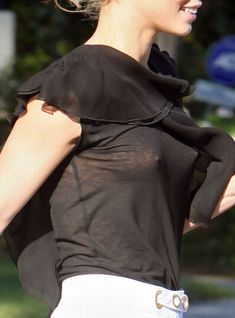 Торчащие соски Анны-Линн МакКорд фото #3