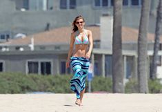 АннаЛинн МакКорд загорает на пляже в Лос-Анджелесе фото #2