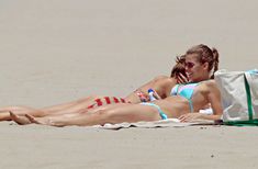 АннаЛинн МакКорд загорает на пляже в Лос-Анджелесе фото #11