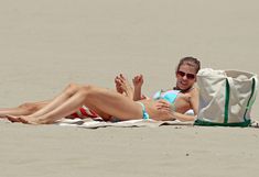 АннаЛинн МакКорд загорает на пляже в Лос-Анджелесе фото #14