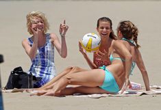 АннаЛинн МакКорд загорает на пляже в Лос-Анджелесе фото #26